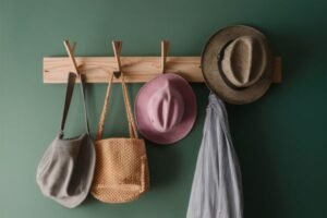 Cabideiro-para-Bolsas-e-Chapeus_-Como-Organizar-com-Estilo